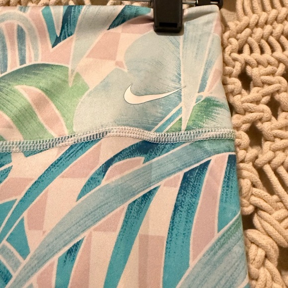 Nike All-In Dri-FIT Mid-Rise Leggings – Tropical Floral Print, Activewear Medium - Picture 2 of 3